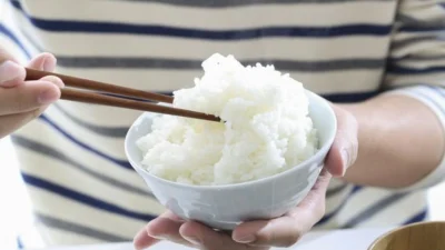 "Merasa kuat tidak makan nasi seharian karena tidak lapar? Hati-hati, itu sinyal tubuh sedang stres. Simak 4 bahaya kesehatan yang mengintai di baliknya."