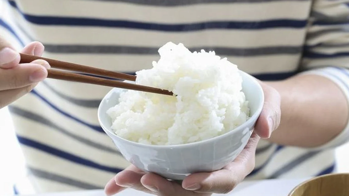 "Merasa kuat tidak makan nasi seharian karena tidak lapar? Hati-hati, itu sinyal tubuh sedang stres. Simak 4 bahaya kesehatan yang mengintai di baliknya."