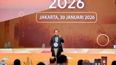 Menteri ESDM Bahlil Lahadalia berjanji memangkas perizinan berbelit demi kejar target migas 2026. Ia meminta kontraktor genjot produksi minyak nasional. (Dok: Kementerian ESDM)
