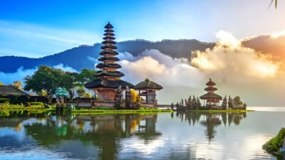 Akibat overtourism dan biaya mahal, wisatawan mulai meninggalkan 10 destinasi populer dunia seperti Venesia, Bali, dan Santorini. (Dok. Ist)