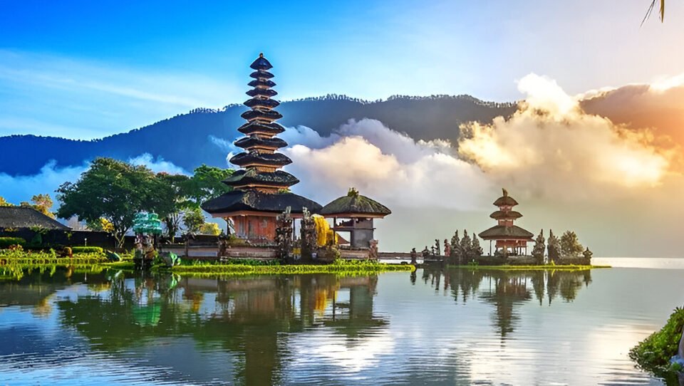 Akibat overtourism dan biaya mahal, wisatawan mulai meninggalkan 10 destinasi populer dunia seperti Venesia, Bali, dan Santorini. (Dok. Ist)