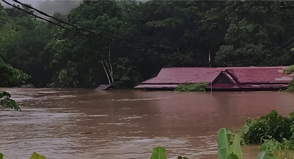 Hujan deras memicu banjir parah di Bengkayang. Sebuah bangunan sekolah di Desa Cempaka Putih, Suti Semarang, nyaris tenggelam total. (Dok. Ist)