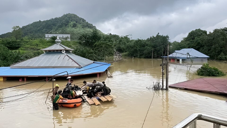 Hujan deras picu banjir rendam Jalan Pak Tangkir, Entikong, Jumat (9/1). Luapan Sungai Sekayam ganggu akses warga. BPBD Sanggau siaga. (Dok. Ist)