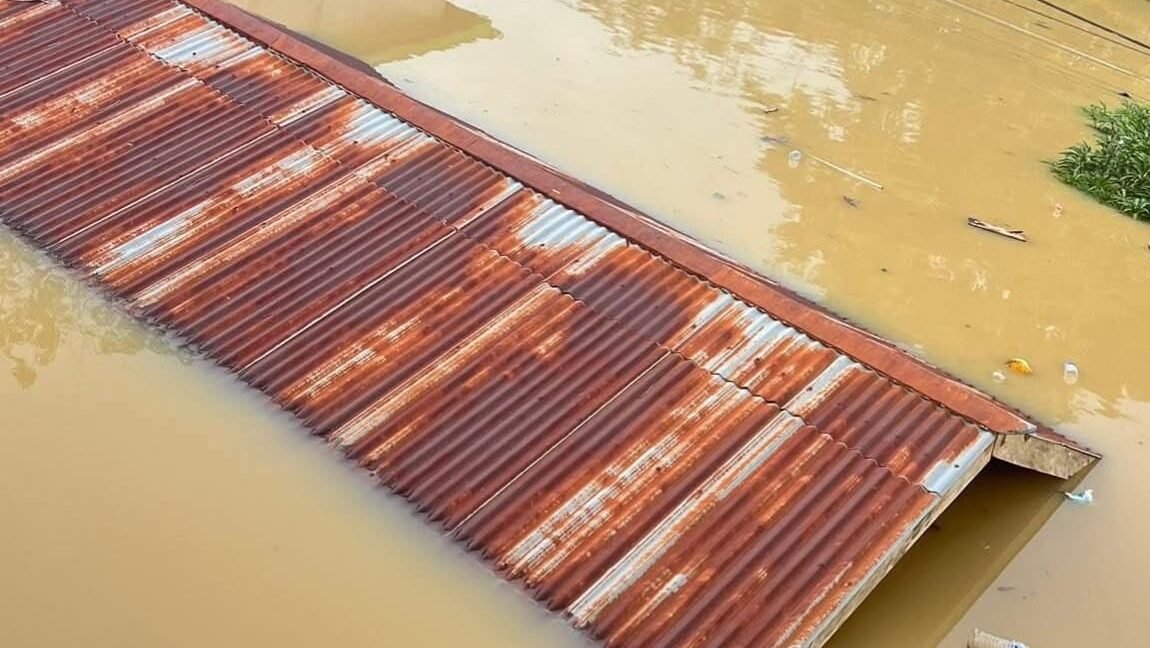 "Banjir besar kembali merendam ratusan rumah di Entikong, Sanggau, Sabtu (10/1/2026). Luapan Sungai Sekayam mencapai atap rumah, membuat warga terpaksa mengungsi."