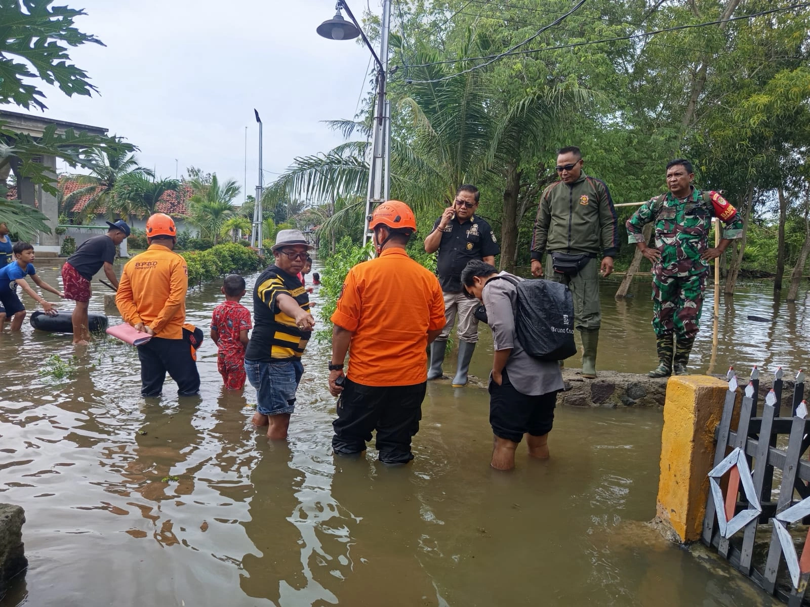 "Petugas BPBD Kabupaten Indramayu melakukan pemantauan di lokasi kejadian banjir di Desa Kertawinangun, Kecamatan Indramayu, Kabupaten Indramayu, Jawa Barat pada Jumat (30/1/2026)."