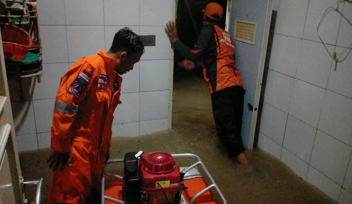 "Awal Januari 2026, bencana hidrometeorologi mengepung Indonesia. BNPB mencatat banjir merendam ribuan warga mulai dari Pati, Lampung, Mamuju, hingga Kalimantan Selatan."