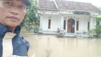 Banjir merendam pemukiman warga di Desa Mekar Jaya, Kecamatan Batang Hari, Kabupaten Lampung Timur. Akses jalan penghubung antarwilayah dilaporkan terputus akibat genangan air yang terus naik, Minggu (4/1/2026). (Dok. HO/Faktakalbar.id)