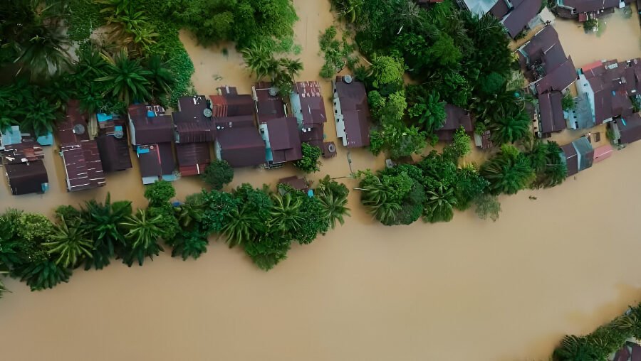 Banjir melanda Kabupaten Landak. Bupati Karolin tetapkan status Siaga Darurat Bencana selama 14 hari akibat curah hujan tinggi. Posko didirikan di Gor Bujakng Nyangko. (Dok: dr_karolin)