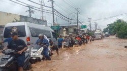 Banjir di sekitar wilayah Muria Raya. Akses jalan di Jepara tertutup longsor. Petugas terpaksa antar bantuan logistik ke warga pakai motor secara estafet. (Dok. Ist)