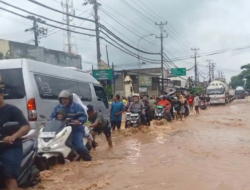 Jalan Tertutup Longsor, Petugas Antar Bantuan Pakai Motor