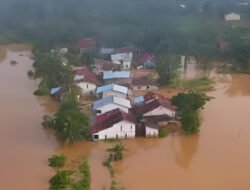 Debit Air Meningkat, Pemukiman Warga Ngabang Mulai Terendam