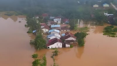 Debit air Sungai Landak di Ngabang meningkat Senin (12/1) pagi. Pemukiman warga tepian sungai mulai terendam. (Dok: (@pmiprovkalbar)