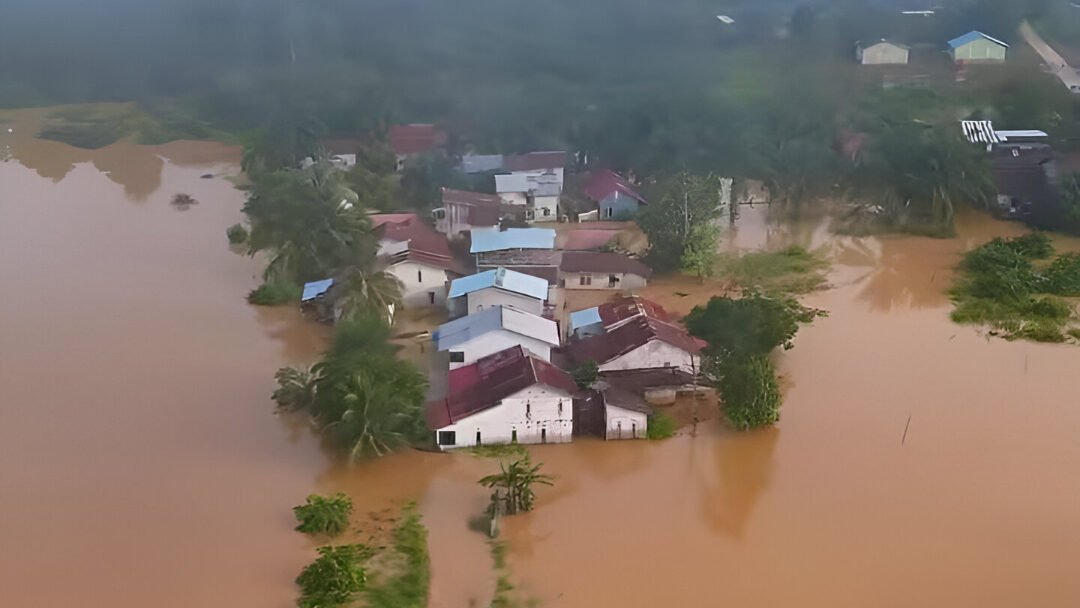 Debit air Sungai Landak di Ngabang meningkat Senin (12/1) pagi. Pemukiman warga tepian sungai mulai terendam. (Dok: (@pmiprovkalbar)