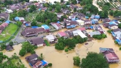 Foto udara memperlihatkan kondisi permukiman warga yang terendam banjir berwarna cokelat keruh di Nanga Taman, Kabupaten Sekadau. (Dok. Ist)