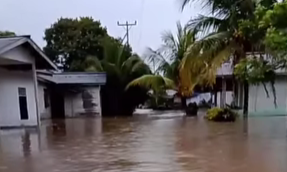 Kondisi permukiman warga di Kampung Sei-kase yang terendam banjir akibat luapan Sungai Kiungkang pada Kamis (8/1).