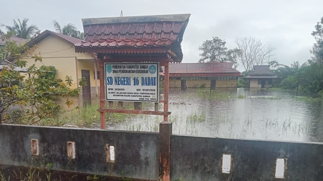 Kondisi SDN 16 Dadau di Kabupaten Sambas, Kalimantan Barat, yang terendam banjir akibat luapan Sungai Asuangsang, Sabtu (3/1/2026). Banjir ini merendam ratusan rumah dan fasilitas pendidikan. (Dok. HO/Faktakalbar.id)