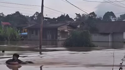 Sungai Sekayam Meluap, Banjir Balai Karangan Kian Tinggi