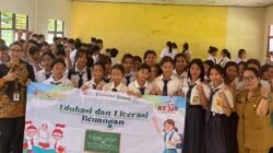 Pegawai Bank Kalbar Cabang Bengkayang berfoto bersama ratusan siswa SMPN 4 Teriak sembari membentangkan spanduk program Edukasi dan Literasi Keuangan "Bank Goes To School". (Dok. HO/Faktakalbar.id)