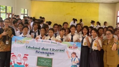 Pegawai Bank Kalbar Cabang Bengkayang berfoto bersama ratusan siswa SMPN 4 Teriak sembari membentangkan spanduk program Edukasi dan Literasi Keuangan "Bank Goes To School". (Dok. HO/Faktakalbar.id)
