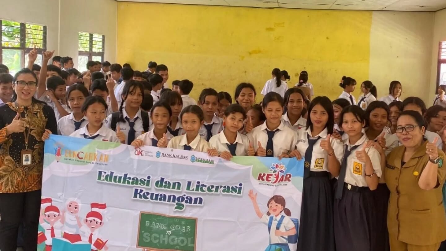 Pegawai Bank Kalbar Cabang Bengkayang berfoto bersama ratusan siswa SMPN 4 Teriak sembari membentangkan spanduk program Edukasi dan Literasi Keuangan "Bank Goes To School". (Dok. HO/Faktakalbar.id)
