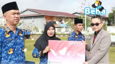 Pemimpin Bank Kalbar Cabang Nanga Pinoh, Sy. Mashur (jas abu-abu) berfoto bersama usai penyerahan simbolis dalam acara pembagian SK PPPK di Melawi. (Dok. HO/Faktakalbar.id)