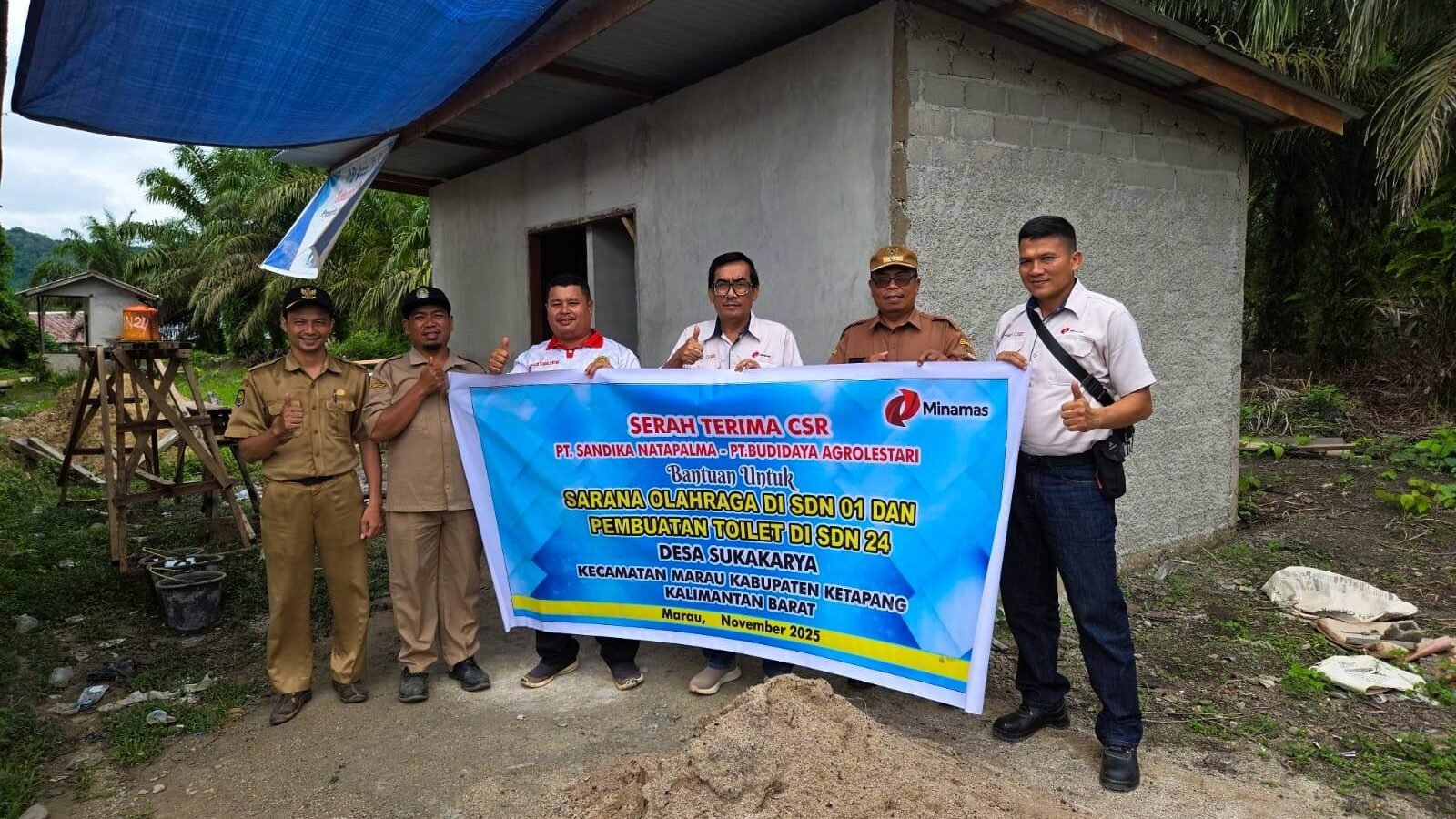 Perwakilan Minamas Plantation menyerahkan bantuan CSR pembangunan toilet kepada Kepala Sekolah SDN 24 Marau, disaksikan Kepala Desa Sukakarya. (Dok. Ist)