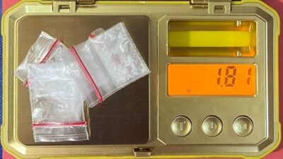 Barang bukti berupa lima paket diduga sabu dan satu unit ponsel yang berhasil diamankan petugas Polsek Meliau dari tangan tersangka NS di Desa Kuala Buayan, Sabtu (24/1).