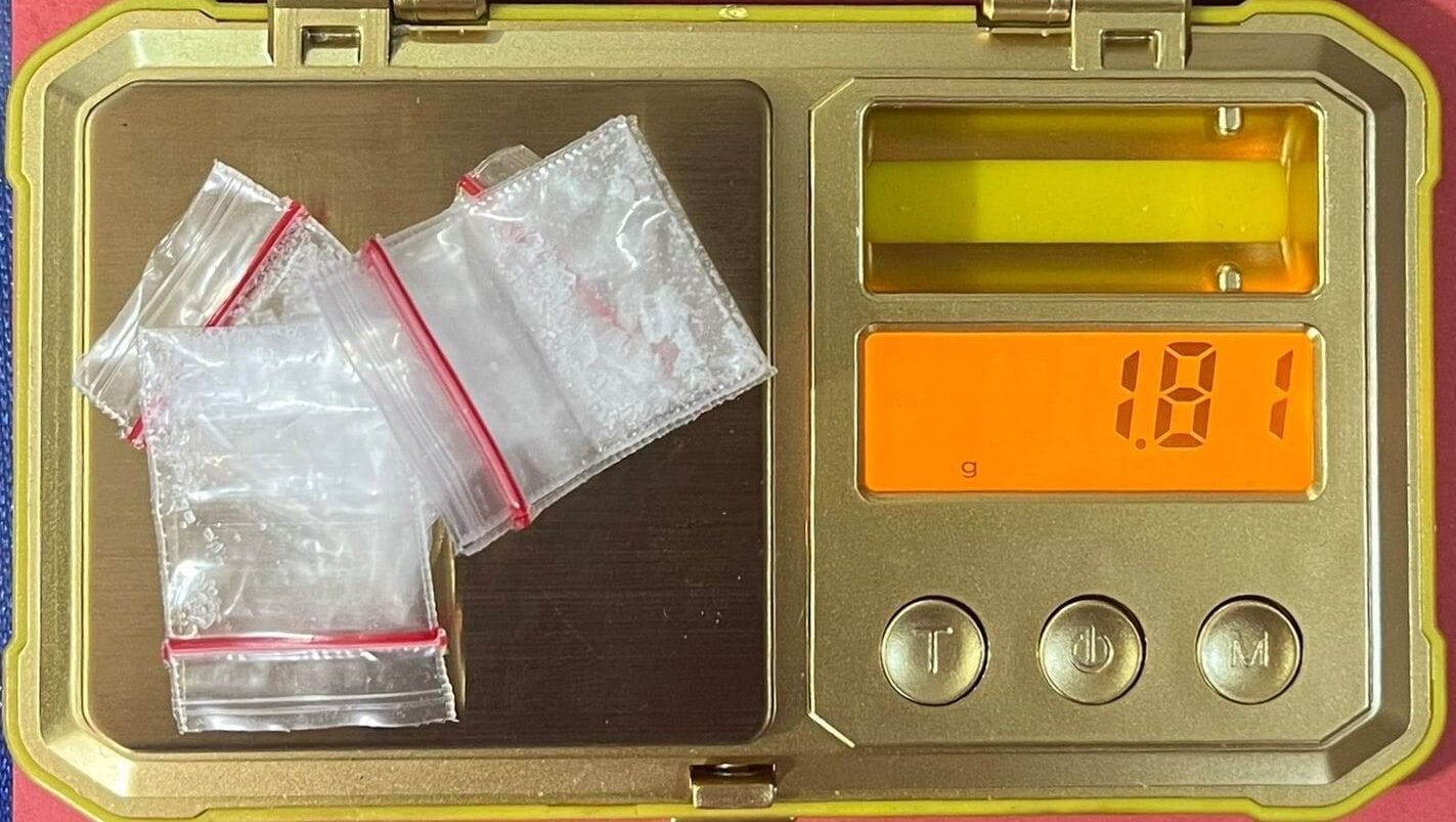 Barang bukti berupa lima paket diduga sabu dan satu unit ponsel yang berhasil diamankan petugas Polsek Meliau dari tangan tersangka NS di Desa Kuala Buayan, Sabtu (24/1).