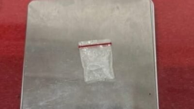 Barang bukti satu paket klip plastik transparan berisi serbuk kristal diduga sabu seberat 0,52 gram di atas timbangan digital yang diamankan Polres Ketapang. (Dok. HO/Faktakalbar.id)