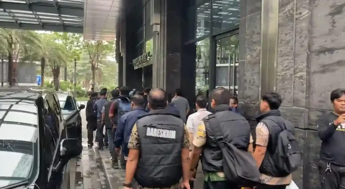 "Bareskrim Polri menggeledah kantor PT Dana Syariah Indonesia (DSI) terkait dugaan fraud dan skema Ponzi berkedok syariah. Kerugian investor ditaksir mencapai triliunan rupiah."