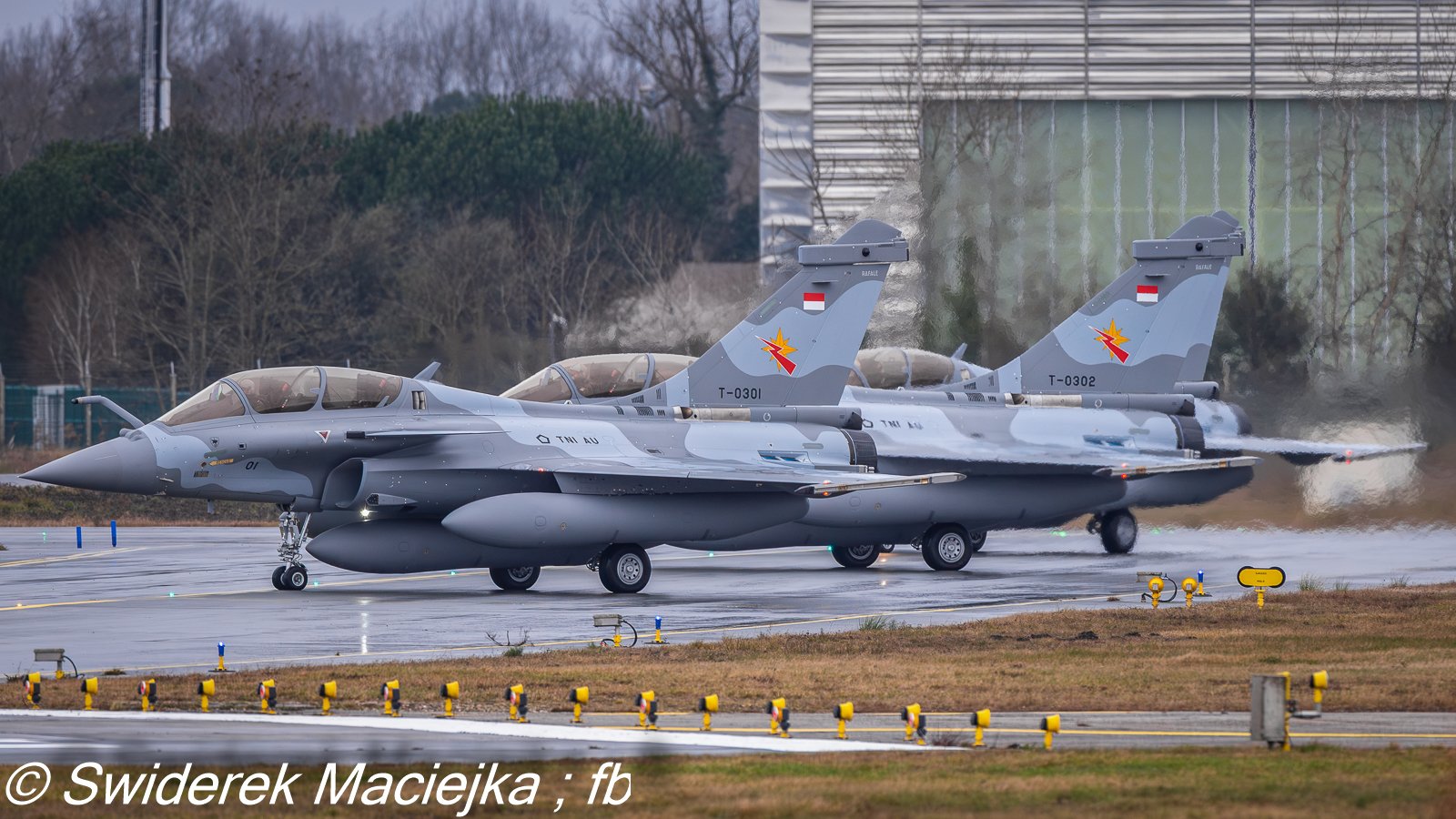 Dua unit pesawat tempur Rafale B TNI Angkatan Udara dengan nomor ekor T-0301 dan T-0302 sedang melakukan taxiing di landasan pacu fasilitas Dassault Aviation. (Dok. Ist)