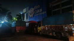 "Bea Cukai Kalbar mengamankan empat truk bermuatan pakaian bekas impor (thrifting) ilegal senilai miliaran rupiah di Mempawah pada Selasa, (27/1/2026)."