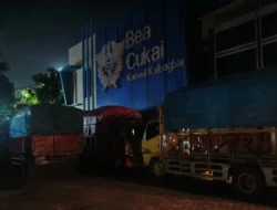 BREAKING NEWS: Empat Truk Bermuatan Thrifting Diduga Ilegal Diamankan Bea Cukai Kalbar