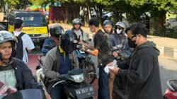 Mahasiswa BEM se-Kalbar dan BLC membagikan 1.000 masker gratis di Tugu Digulis. Aksi ini menyasar pengendara yang menerjang kabut asap Pontianak. (Dok: HO/Faktakalbar.id)
