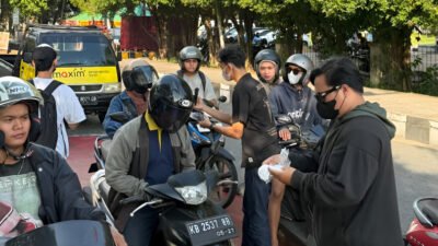 Mahasiswa BEM se-Kalbar dan BLC membagikan 1.000 masker gratis di Tugu Digulis. Aksi ini menyasar pengendara yang menerjang kabut asap Pontianak. (Dok: HO/Faktakalbar.id)