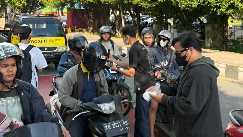 Mahasiswa BEM se-Kalbar dan BLC membagikan 1.000 masker gratis di Tugu Digulis. Aksi ini menyasar pengendara yang menerjang kabut asap Pontianak. (Dok: HO/Faktakalbar.id)