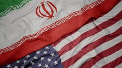 Ilustrasi - Ketegangan AS dan Iran memuncak di Januari 2026. Donald Trump kerahkan USS Abraham Lincoln, sementara Arab Saudi dan UEA menolak wilayahnya jadi basis perang. (Dok. Ist)