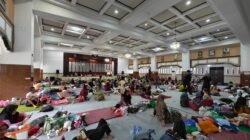 "Suasasana pengungsian warga terdampak banjir di Gedung Aula DPRD Kabupaten Kudus, Provinsi Jawa Tengah, pada Jumat (16/1)."