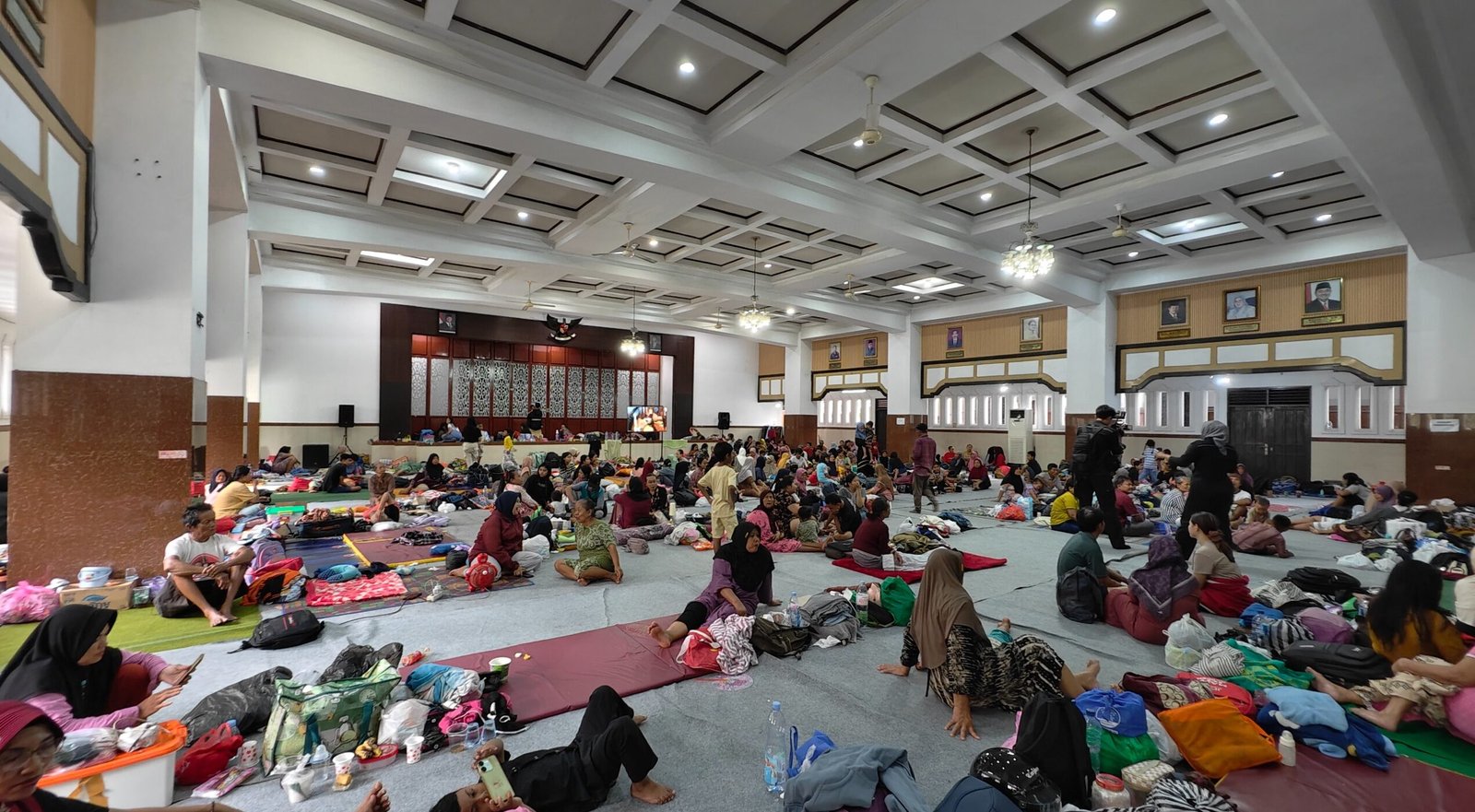 "Suasasana pengungsian warga terdampak banjir di Gedung Aula DPRD Kabupaten Kudus, Provinsi Jawa Tengah, pada Jumat (16/1)."