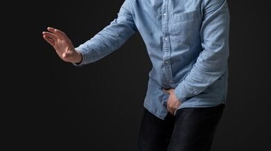 "Sering menahan buang air kecil? Hati-hati, kebiasaan ini bisa memicu Infeksi Saluran Kemih hingga batu ginjal. Simak 4 bahaya menahan kencing di sini."