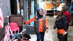 Deputi Bidang Logistik dan Peralatan BNPB, Andi Eviana, meninjau langsung kondisi warga terdampak banjir di Kelurahan Rawa Terate, Jakarta Timur. (Dok. HO/Faktakalbar.id)