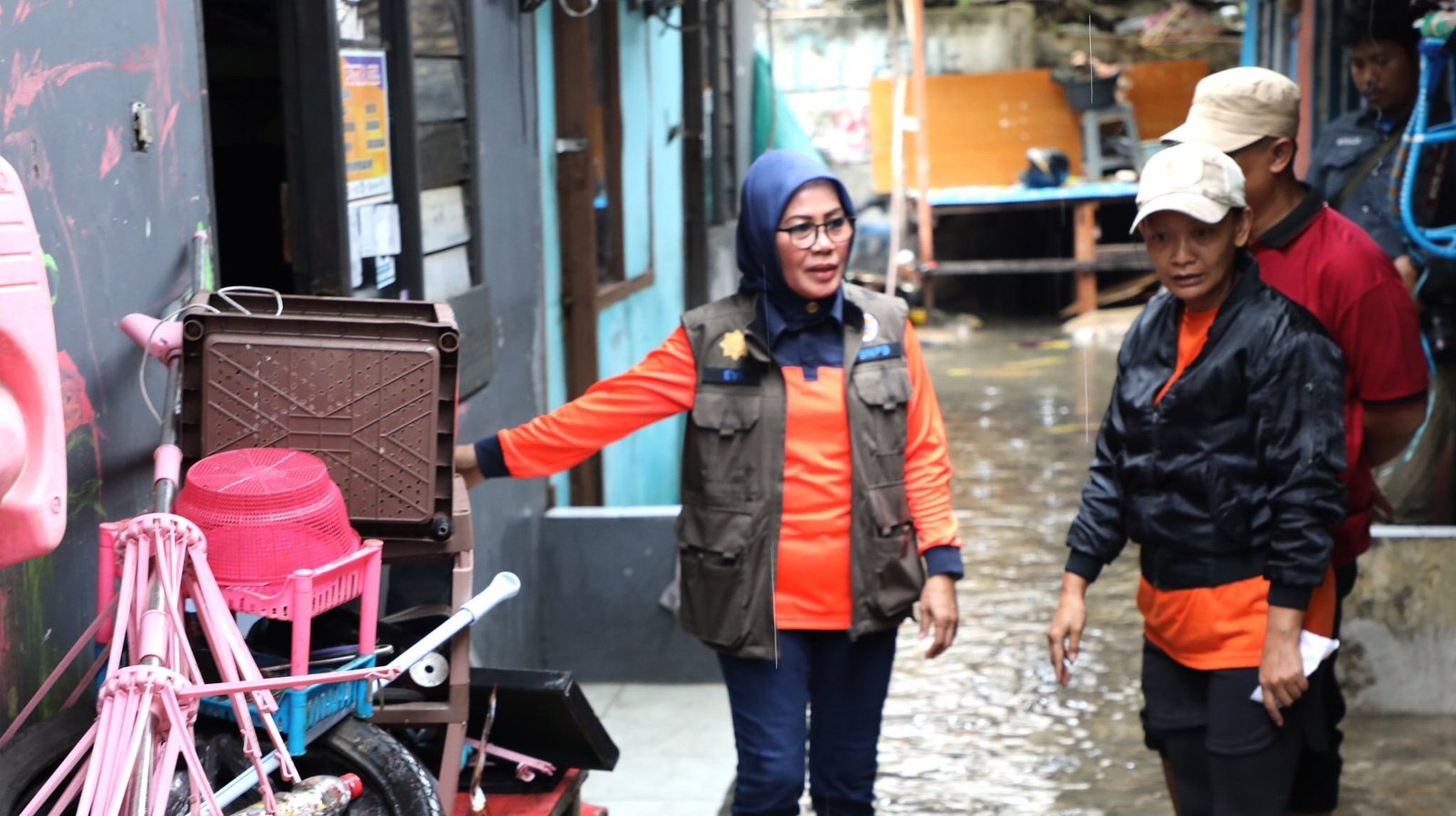 Deputi Bidang Logistik dan Peralatan BNPB, Andi Eviana, meninjau langsung kondisi warga terdampak banjir di Kelurahan Rawa Terate, Jakarta Timur. (Dok. HO/Faktakalbar.id)