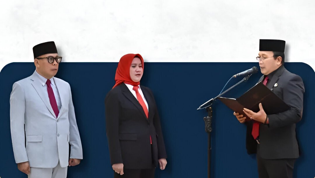 Bupati Sujiwo lantik Gunawan Putra dan Uray Emma Yaniaries pimpin BUMD Kubu Raya. Sujiwo minta Perusda fokus bisnis inti dan profit. (Dok: Prokopim Kubu Raya)