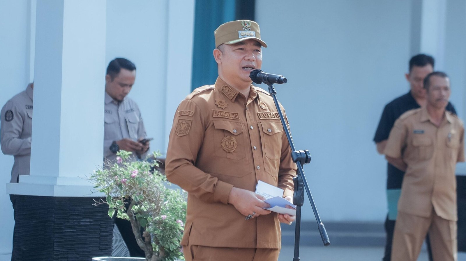 Bupati Ketapang Alexander Wilyo memberikan amanat saat memimpin upacara Peringatan Hari Desa Nasional 2026 di halaman Pendopo Bupati. (Dok. HO/Faktakalbar.id)