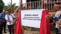 Bupati Sekadau, Aron saat melakukan prosesi peresmian Rumah Adat Dayak Ketungau Tesaek di Kampung Serasau, Desa Peniti, Sabtu (24/1).