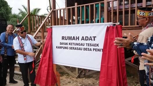 Bupati Sekadau, Aron saat melakukan prosesi peresmian Rumah Adat Dayak Ketungau Tesaek di Kampung Serasau, Desa Peniti, Sabtu (24/1).