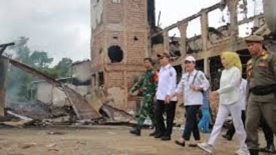 Bupati Bengkayang, Sebastianus Darwis, saat meninjau puing-puing sisa kebakaran di kawasan Pasar Seluas, Selasa (6/1), guna memastikan percepatan pembangunan kembali pasar.