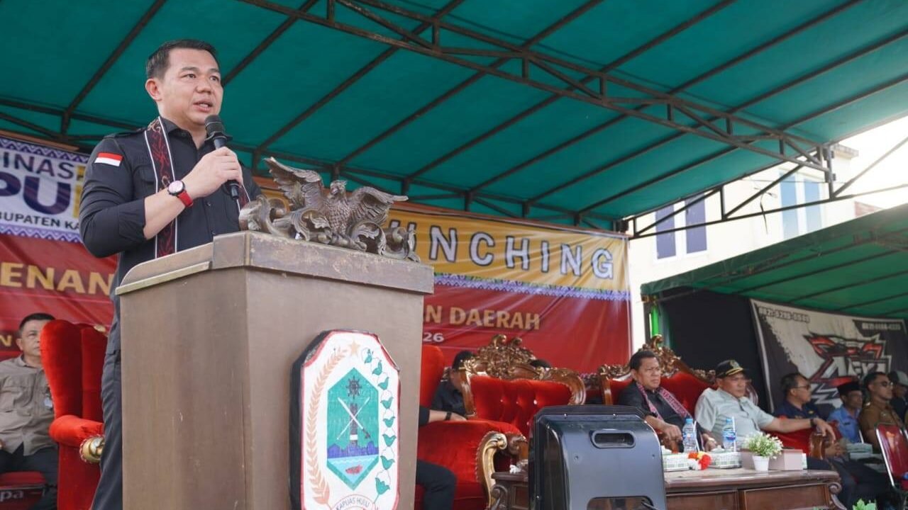 Bupati Kapuas Hulu, Fransiskus Diaan, memberikan sambutan di atas podium saat acara launching peningkatan jalan Inpres Jalan Daerah (IJD). (Dok. HO/Faktakalbar.id)