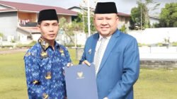Bupati Melawi Dadi Sunarya menyerahkan SK PPPK Tahap II dan Paruh Waktu. Ia meminta ASN bekerja profesional dan disiplin. (Dok: @prokopim_melawi)