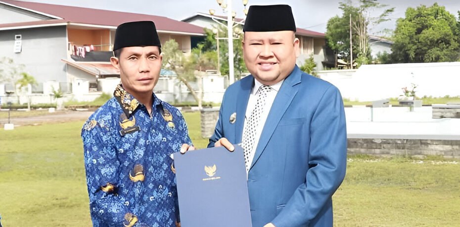 Bupati Melawi Dadi Sunarya menyerahkan SK PPPK Tahap II dan Paruh Waktu. Ia meminta ASN bekerja profesional dan disiplin. (Dok: @prokopim_melawi)